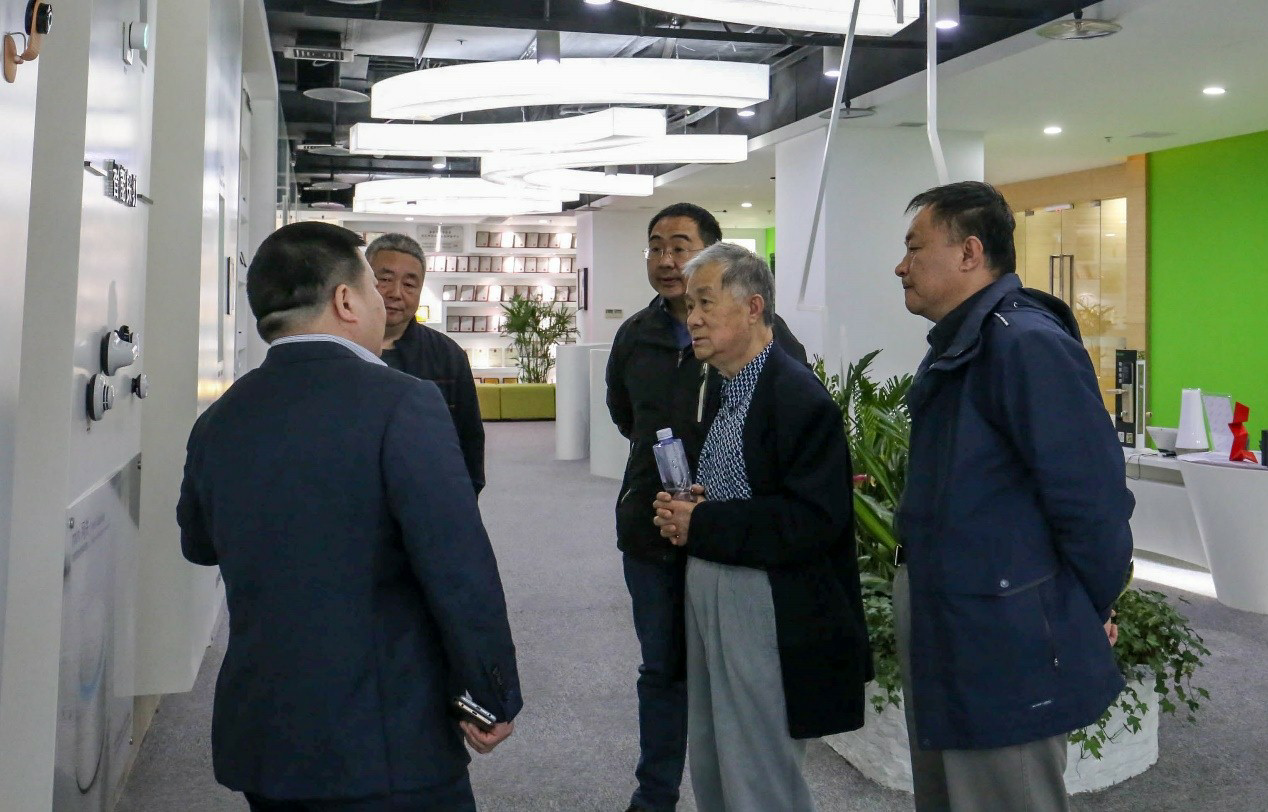 周遠周院士到訪WULIAN智能家居2.png