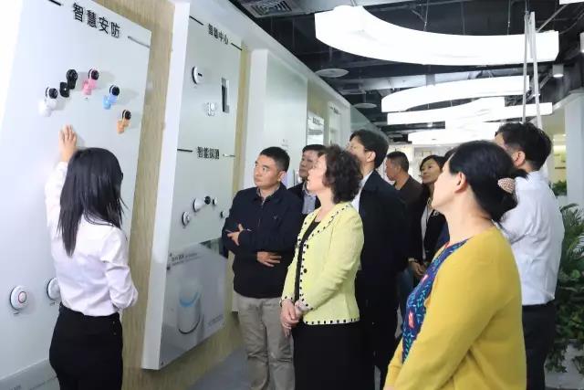 泰州高港區委書記顧萍一行走進WULIAN智能家居2.jpg