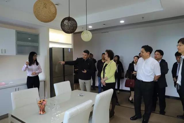 泰州高港區委書記顧萍一行走進WULIAN智能家居4.jpg