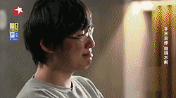 孩子欲退學回家照顧失明父親，智能科技送溫暖.gif