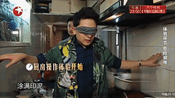 孩子欲退學回家照顧失明父親，智能科技送溫暖.gif