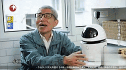 孩子欲退學回家照顧失明父親，智能科技送溫暖.gif