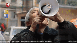 孩子欲退學回家照顧失明父親，智能科技送溫暖.gif