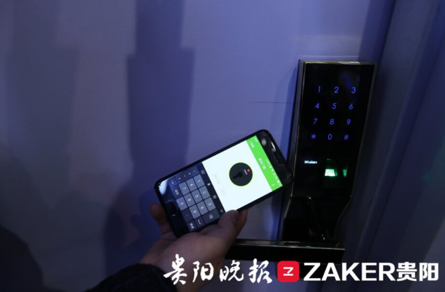 數博會市民巡館熱點掃描：體驗物聯網智能家居 市民笑稱“日子將越過越輕松”6.jpg